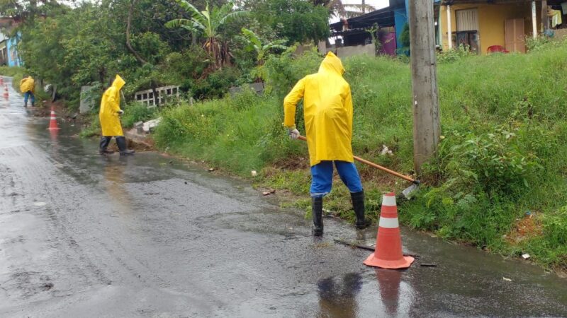 17 toneladas de lixo são retiradas de canal do bairro Flexal I
