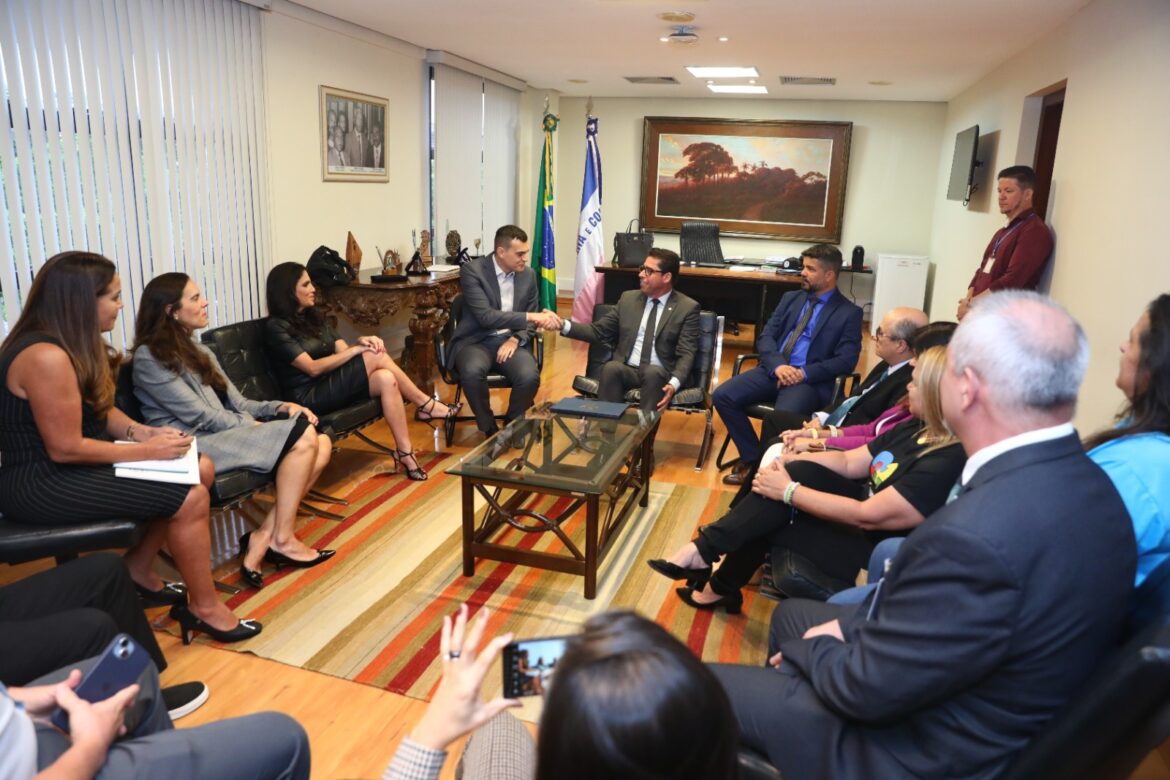 Prédio da Assembleia muda a cor da iluminação para conscientizar sobre o autismo