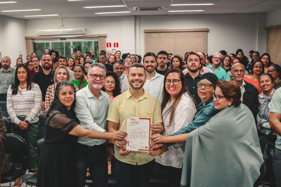 Viana assina pactuação de metas para permanecer com a melhor aprendizagem da Grande Vitória