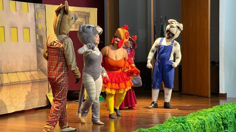 Estudantes da rede municipal vivenciam uma manhã teatral no auditório da PMV