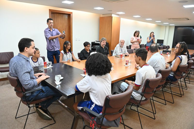 Estudantes de Vitória se tornam prefeito e secretários de Vitória por um dia