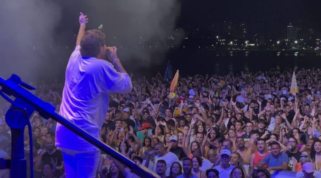 Cerca de 100 mil participantes se congregam nos eventos da Arena de Verão, em Camburi, durante o fim de semana.