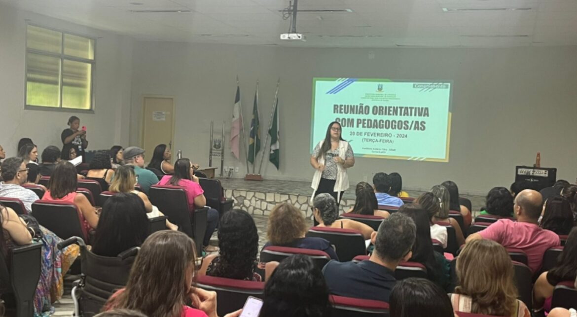 Pedagogos da rede participam de reunião para planejamento escolar