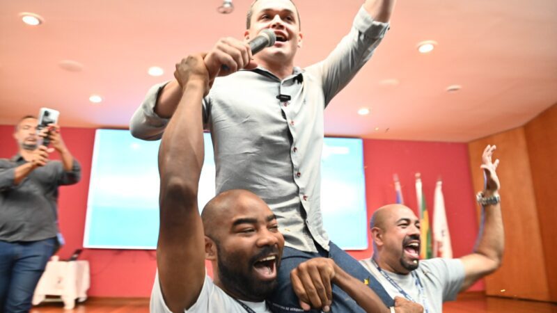 Pazolini é reverenciado e festejado pelos dedicados servidores da PMV