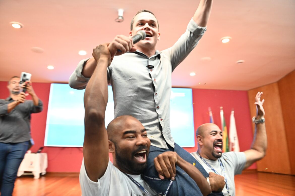 Pazolini é reverenciado e festejado pelos dedicados servidores da PMV