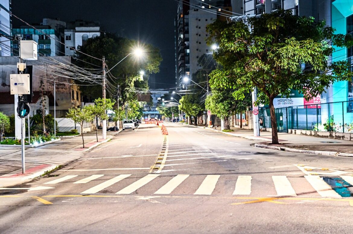 Pazolini acompanha instalação de novas lâmpadas Led que proporcionam segurança e economia de energia na capital