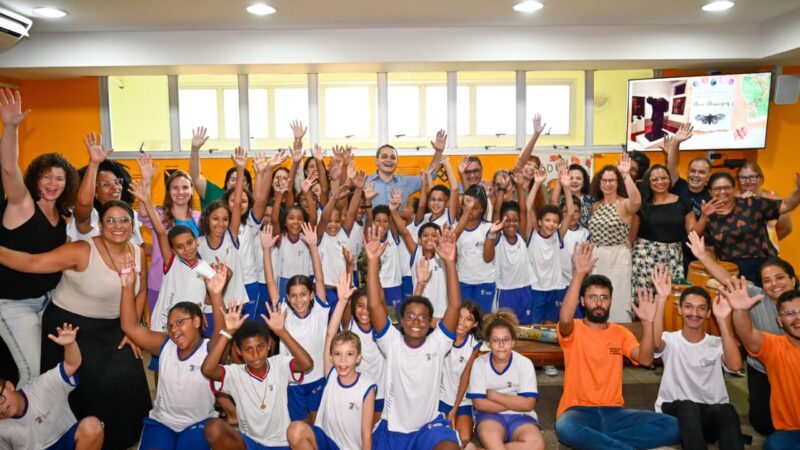 Homenagem de Pazolini a Dona Domingas no Dia do Trabalho: Escultura Eterniza sua História no Acervo da ECB