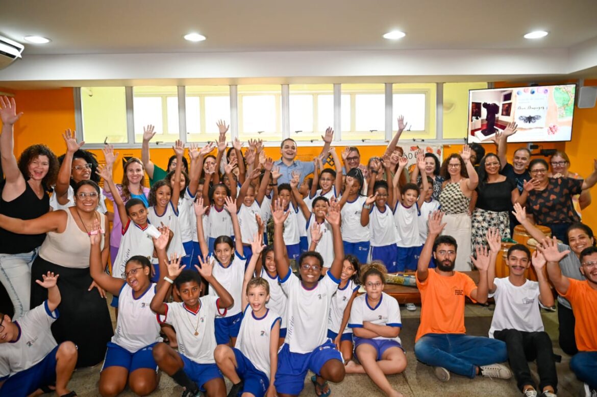 Homenagem de Pazolini a Dona Domingas no Dia do Trabalho: Escultura Eterniza sua História no Acervo da ECB