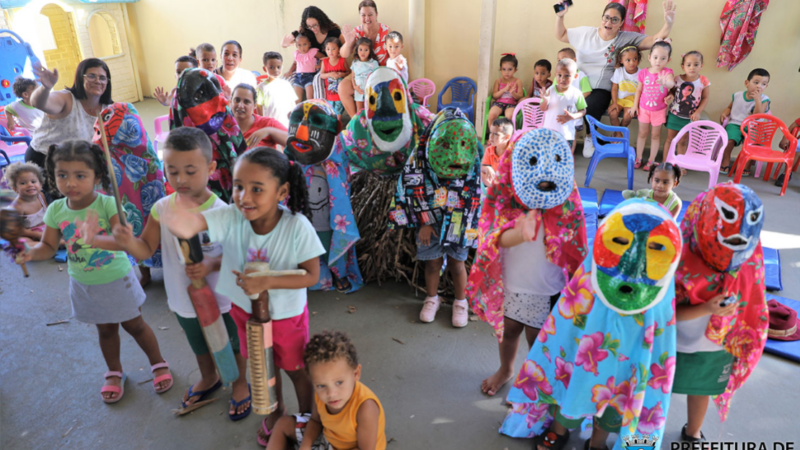 João Bananeira monta banda de congo mirim com as crianças no CMEI Alzira Maria de Jesus, em Aparecida