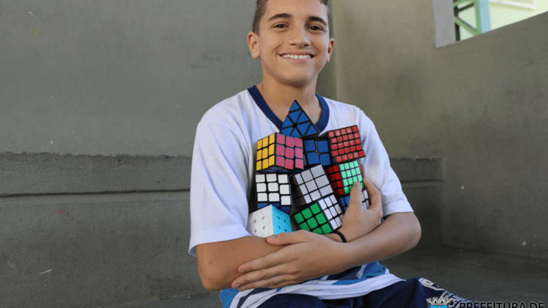 Fera no cubo mágico, ele resolve enigma em 46 segundos