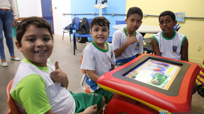 Alunos de Cariacica aprendem brincando com as mesas digitais
