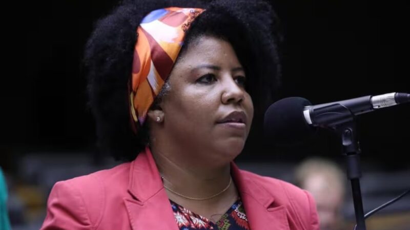 Deputada Jaqueline comenta a denúncia contra Bolsonaro e manifesta apoio à prisão do ex-presidente