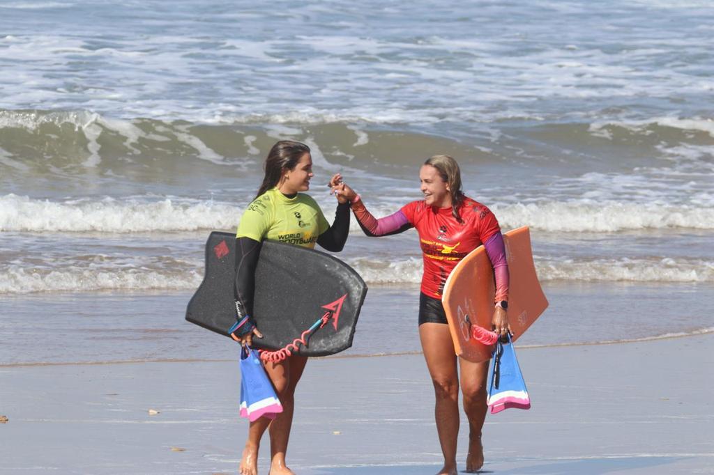 Neymara e a filha Luna competem por uma vaga nas quartas de final no Circuito Mundial de Bodyboarding, no Marrocos