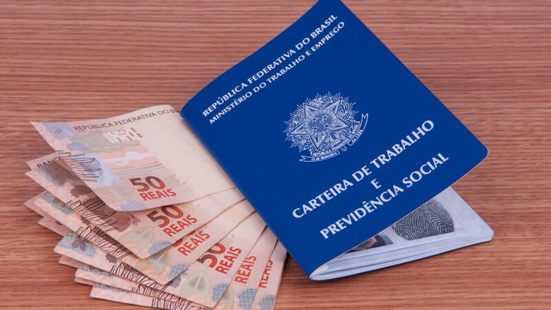 Trabalhador deveria fazer empréstimo consignado para CLT? Confira aqui