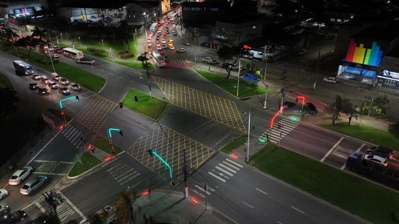 Semáforos iluminados e sensores no asfalto: Serra começa a implantar 1ª avenida inteligente do ES