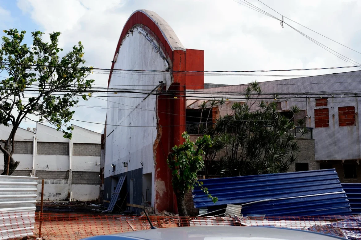 Cobertura do Ginásio Jones dos Santos Neves desaba durante reforma; ninguém ficou ferido