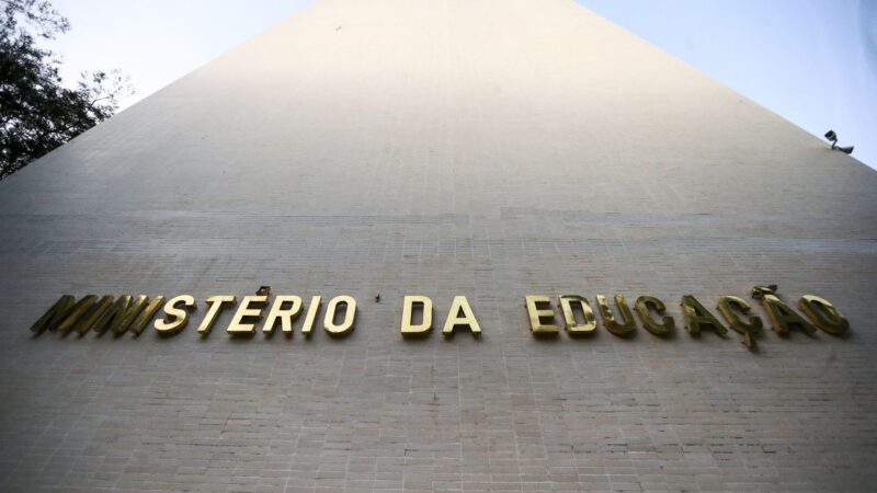 MEC corta formato EAD para 5 cursos e diminui limite de aulas online