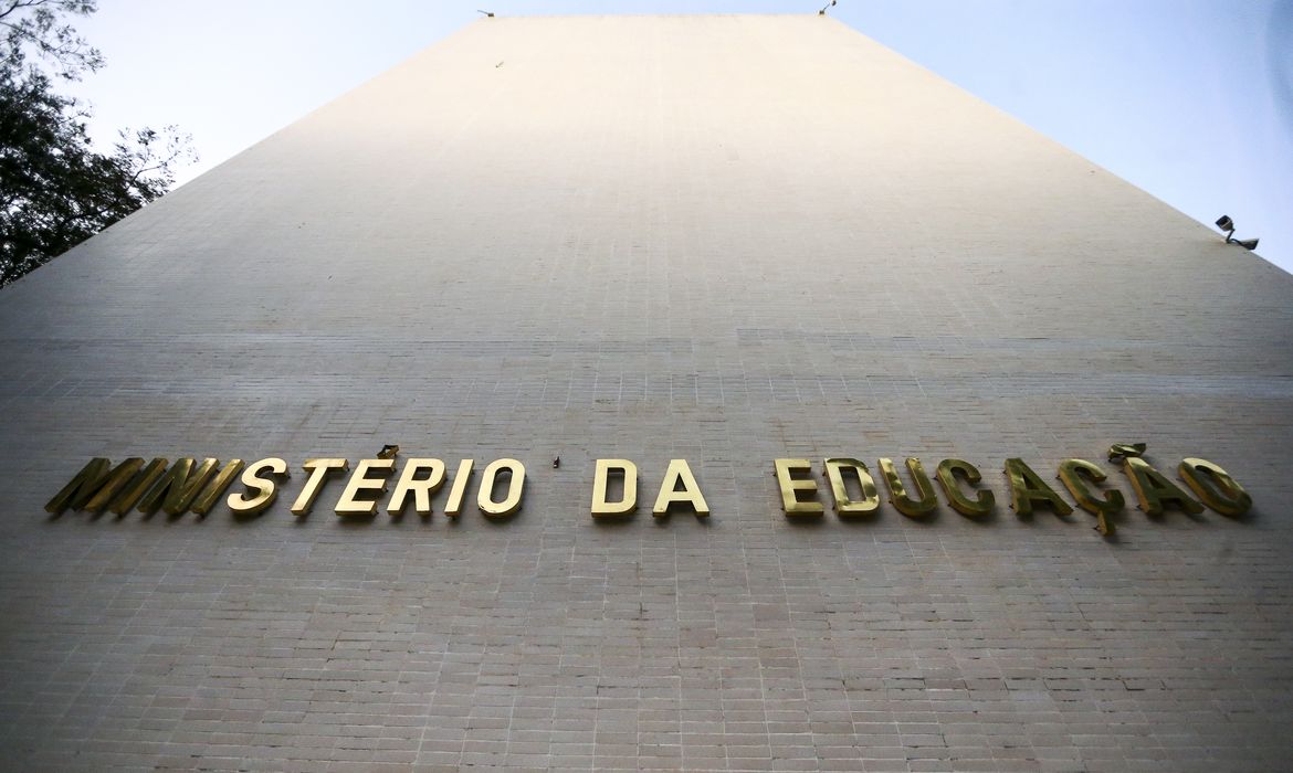 MEC corta formato EAD para 5 cursos e diminui limite de aulas online