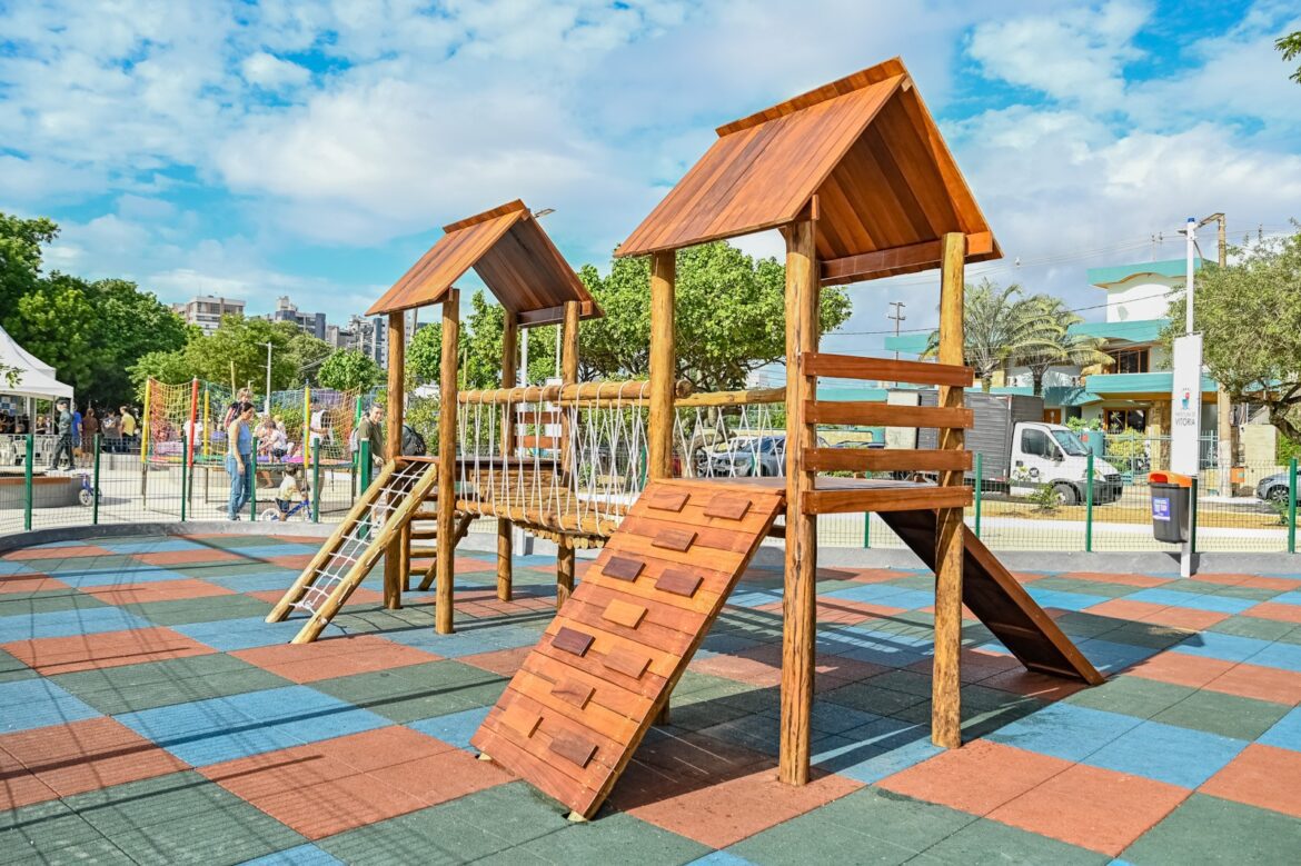 Praça ganha vida nova com entrega feita por Pazolini na capital