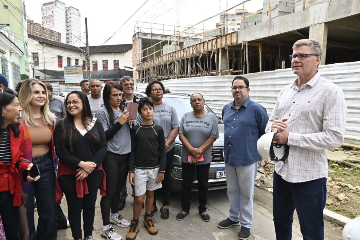 Pazolini e lideranças comunitárias visitam obras da nova EMEF São Vicente de Paulo no centro de Vitoria