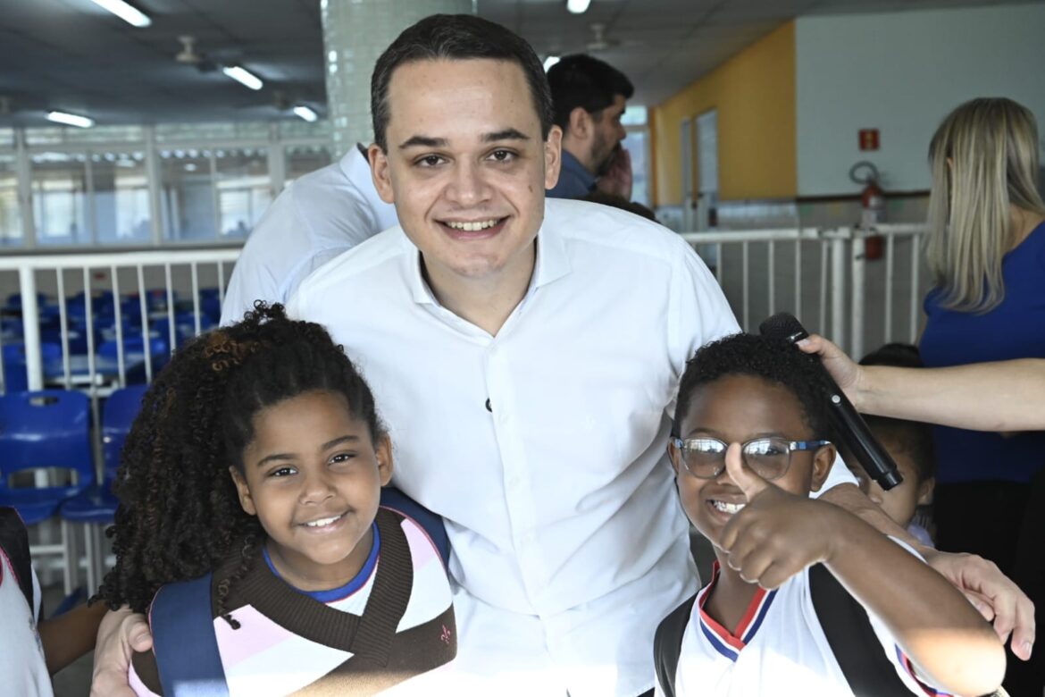 Pazolini acompanha volta às aulas nas escolas de Vitória