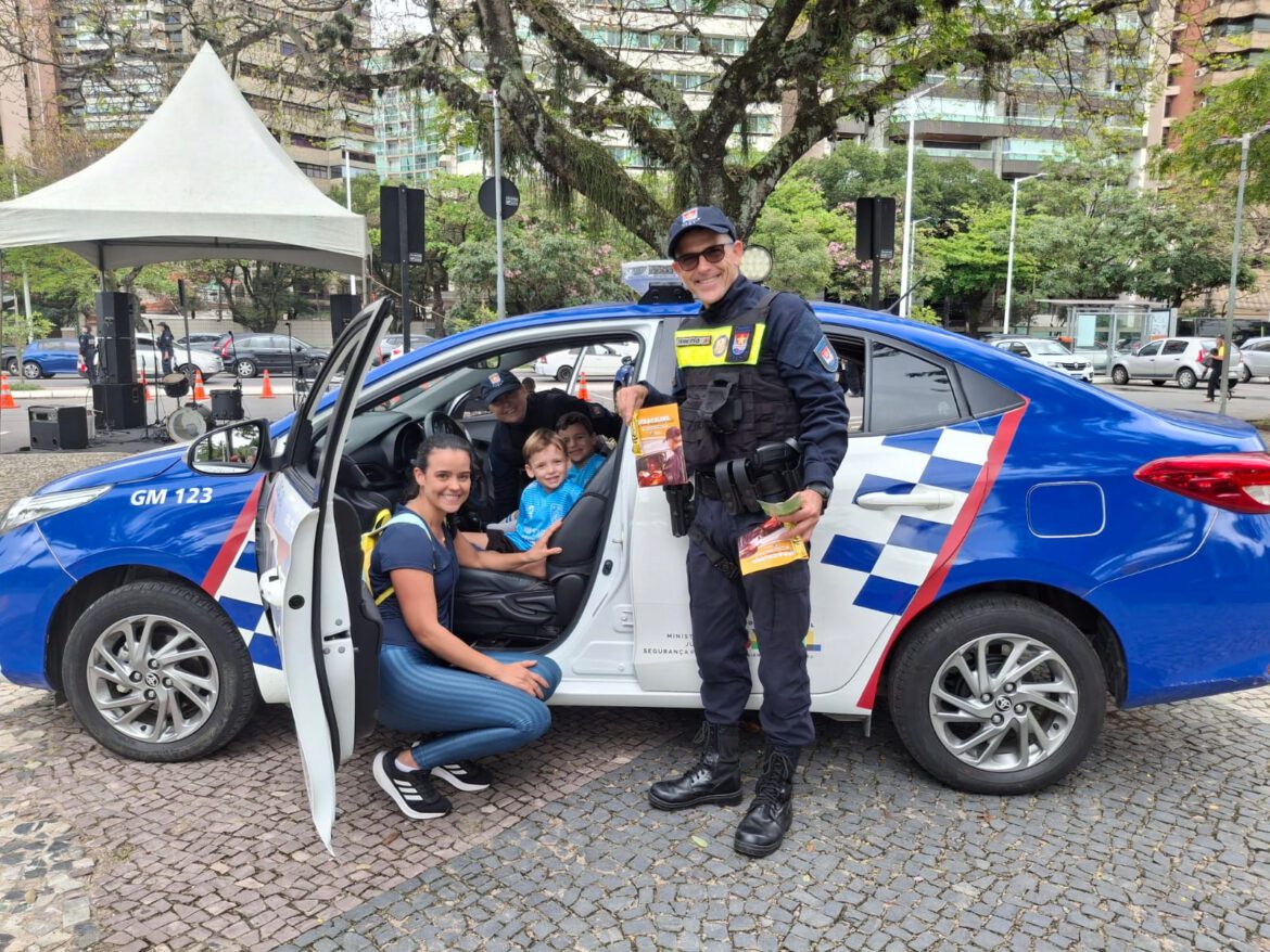 Guarda de Vitória realiza blitz educativa na abertura da Semana Nacional do Trânsito