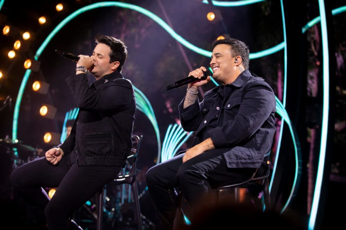 É neste sábado! Matheus & Kauan levam sucessos para a Praia de Camburi