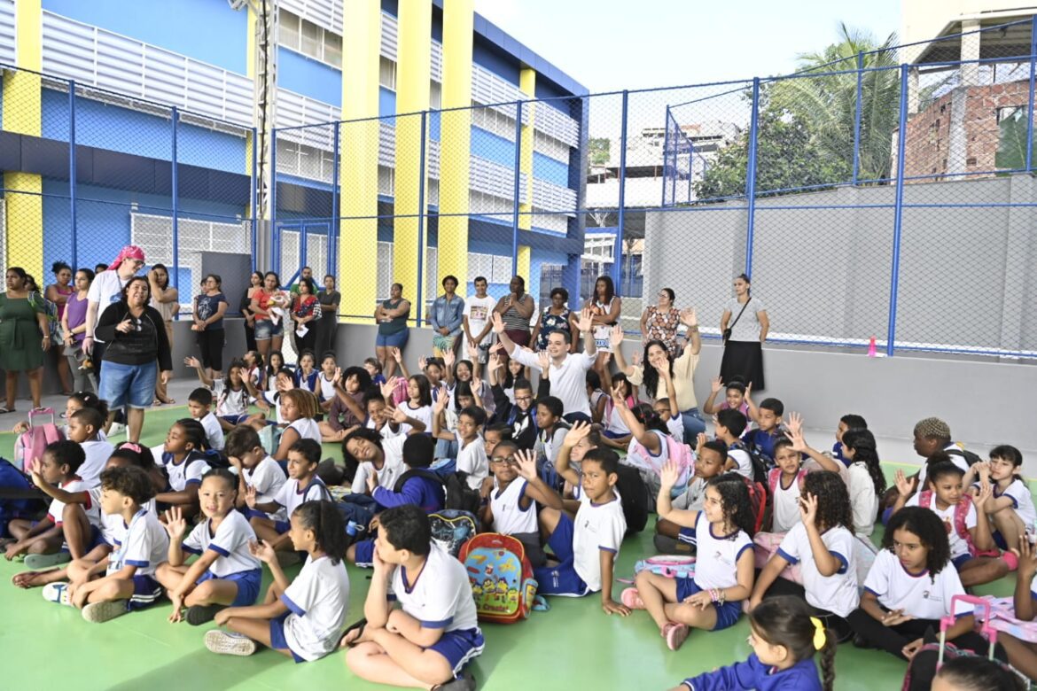 Pazolini acompanha primeiro dia de aula na nova EMEF Ronaldo Soares, em Resistência