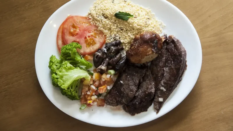 Insegurança alimentar grave no Brasil cai quase 20% em um ano, aponta IBGE