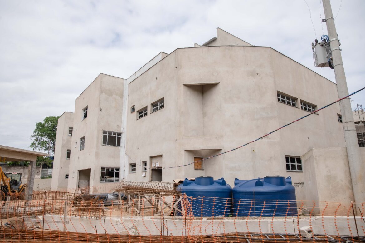 Obras aceleram: Pazolini e lideranças acompanham construção da nova Unidade de Saúde e do CRAS