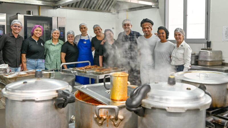 Sabor e cidadania: Pazolini e secretários almoçam no Restaurante Popular de Vitória