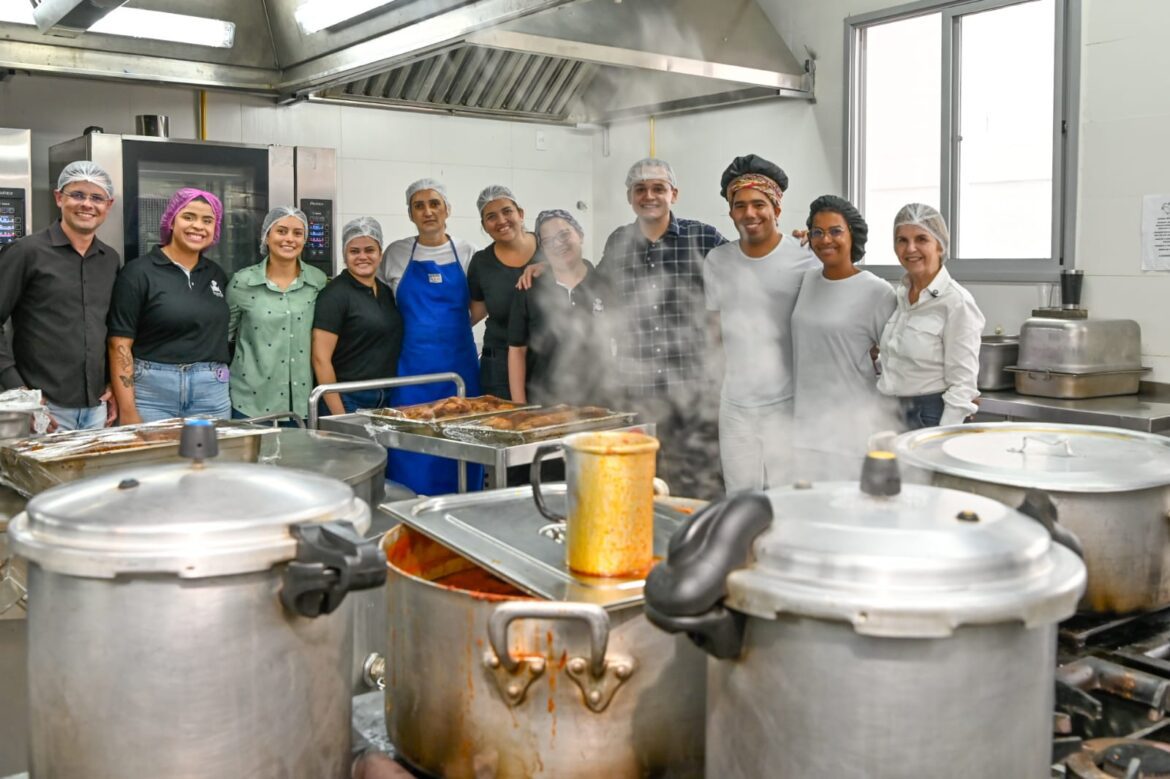 Sabor e cidadania: Pazolini e secretários almoçam no Restaurante Popular de Vitória