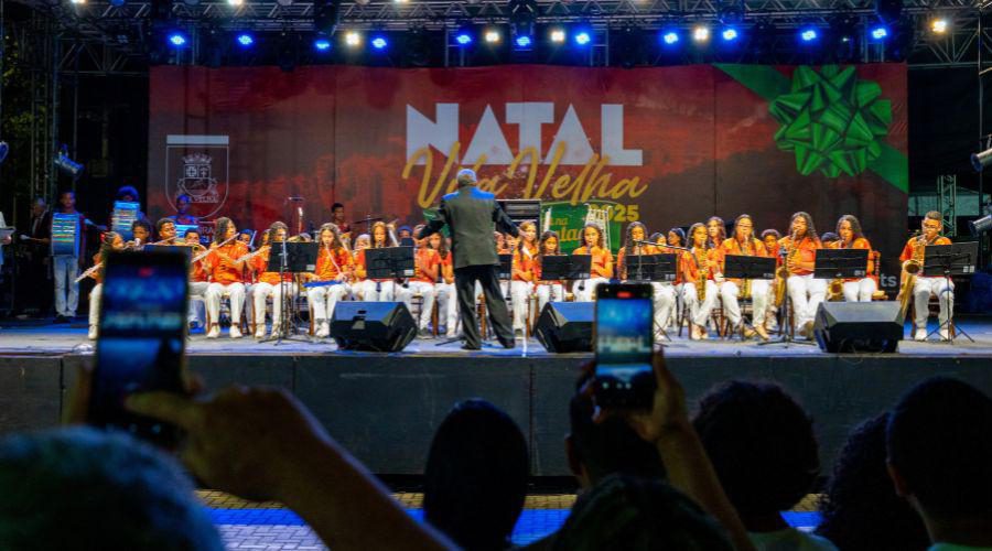 Vila Natalina recebe apresentações de conjuntos musicais, corais e bandas marciais