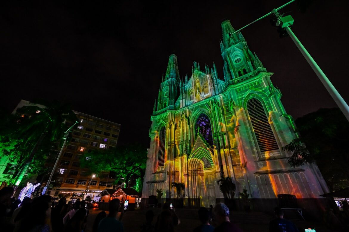 Videomapping marca gestão Pazolini: tecnologia transforma a Catedral em espetáculo de Natal e exalta as belezas de Vitória