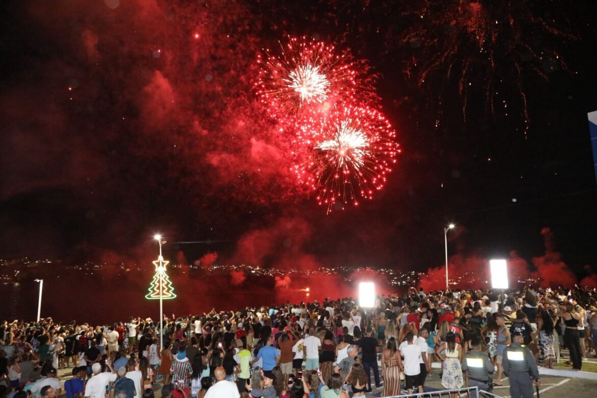 Réveillon antecipado de Cariacica reúne mais de 15 mil pessoas com fogos e shows