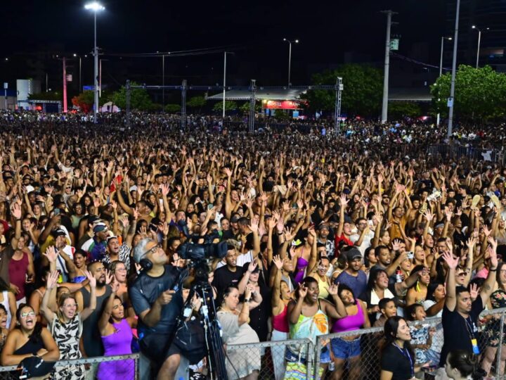 Mais de 80 mil pessoas lotam a Praia de Camburi em noite histórica da Arena de Verão 2026