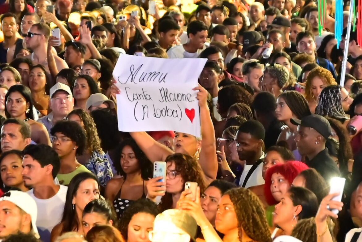 Gestão Pazolini promove show de Mumuzinho que atrai mais de 100 mil pessoas na orla de Camburi
