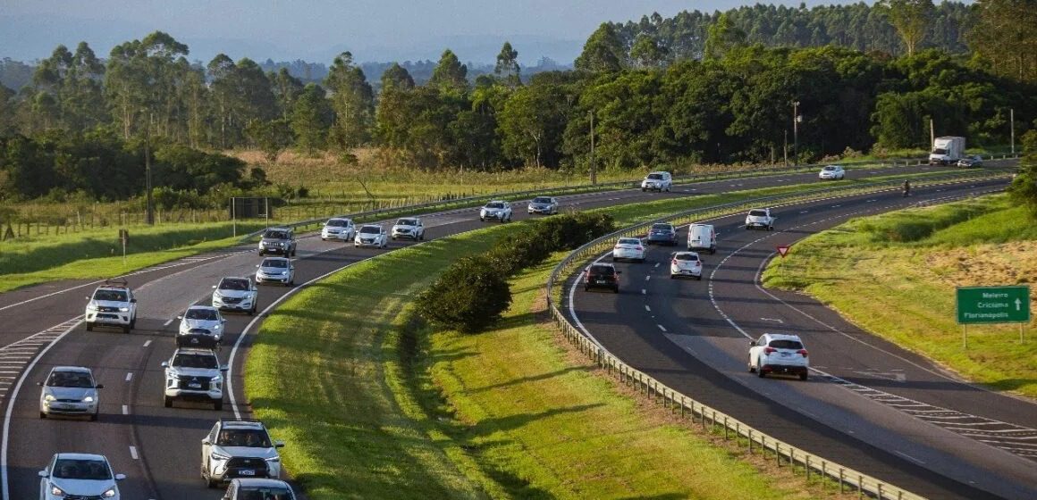 Carnaval deve levar 750 mil veículos à BR-101 no ES; veja dias de pico e operação especial