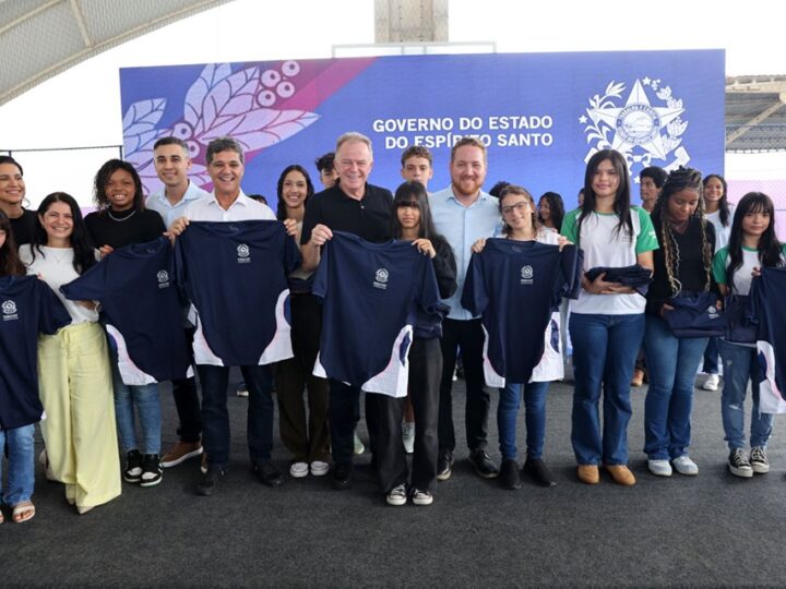 Casagrande e Ferraço recepcionam estudantes no primeiro dia de aula da rede estadual
