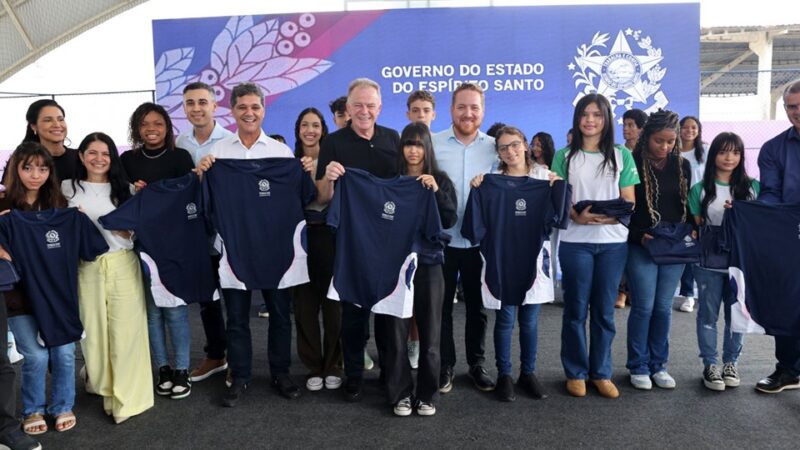 Casagrande e Ferraço recepcionam estudantes no primeiro dia de aula da rede estadual