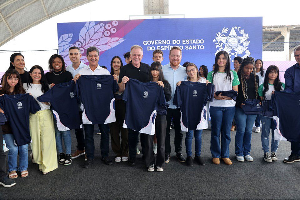 Casagrande e Ferraço recepcionam estudantes no primeiro dia de aula da rede estadual