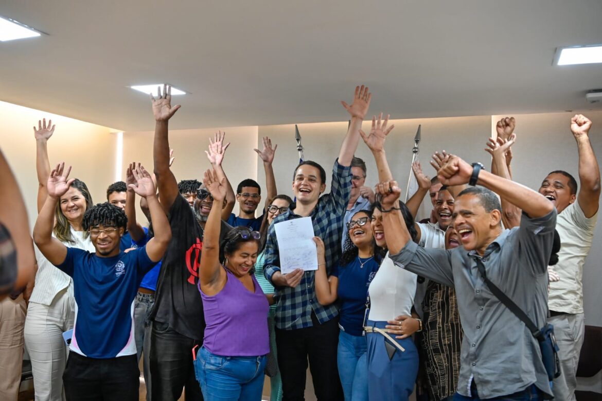 Ordem de serviço assinada: Pazolini garante investimento milionário em bairros da capital