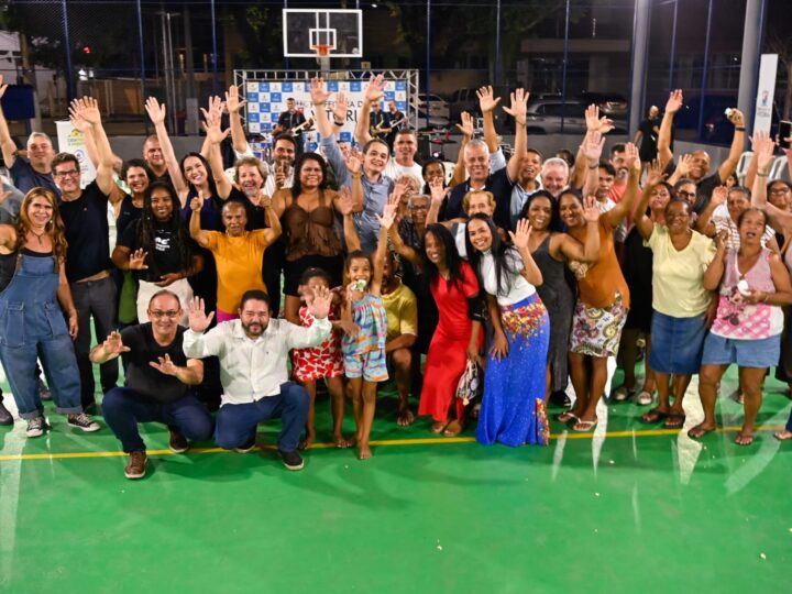 Pazolini promove entrega de escrituras e garante direitos a moradores da Praia do Suá