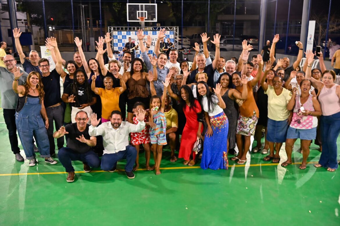 Pazolini promove entrega de escrituras e garante direitos a moradores da Praia do Suá