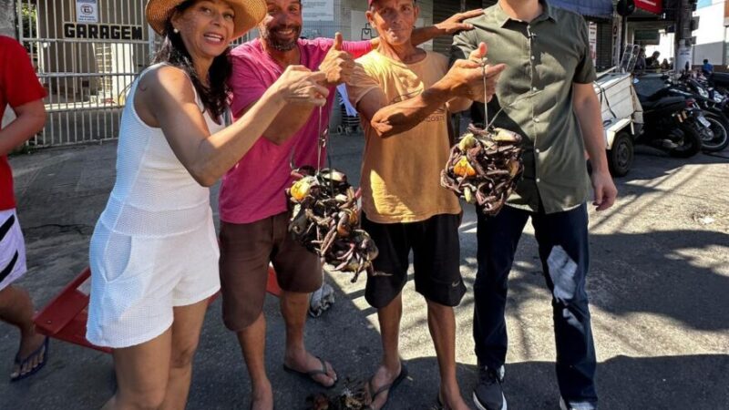 Em Campo Grande, Pazolini percorre feira, conversa com moradores e recebe sugestões