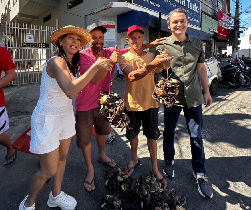 Em Campo Grande, Pazolini percorre feira, conversa com moradores e recebe sugestões