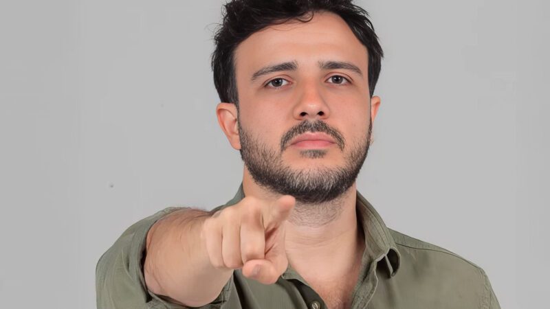 Crescimento de Renan Santos na internet vira assunto entre grupos da direita nacional