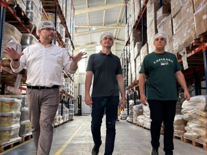 Pazolini e Erick Musso conhecem fábrica da Paletitas e ressaltam potencial da indústria capixaba