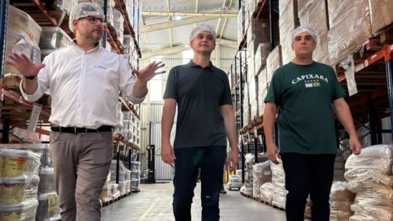 Pazolini e Erick Musso conhecem fábrica da Paletitas e ressaltam potencial da indústria capixaba