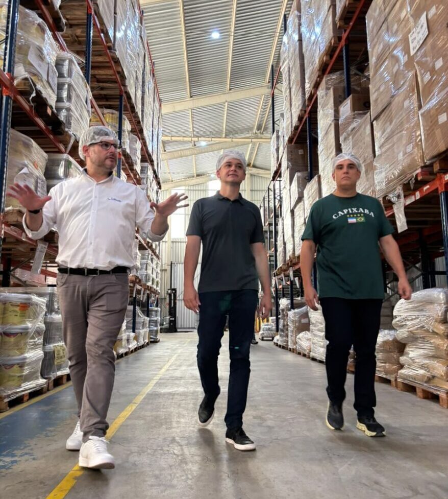 Pazolini e Erick Musso conhecem fábrica da Paletitas e ressaltam potencial da indústria capixaba